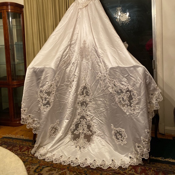 Pearl Embellished Gorgeous Wedding Gown & Veil - Picture 3 of 15